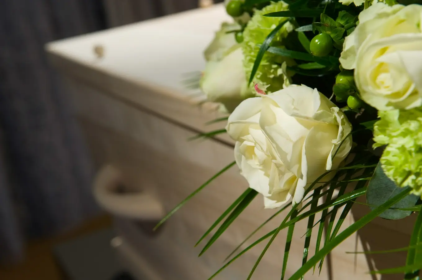 trumna kremacyjna i kwiaty